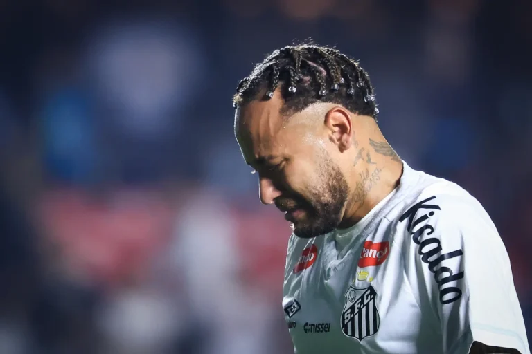 Neymar en pleurs avec le maillot de Santos - ICON SPORT