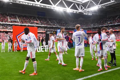 L'équipe lyonnaise lors d'un match de Ligue 1 McDonald’s opposant le LOSC et l'OL au Stade Pierre Mauroy