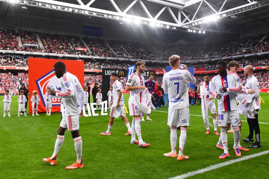 L'équipe lyonnaise lors d'un match de Ligue 1 McDonald’s opposant le LOSC et l'OL au Stade Pierre Mauroy