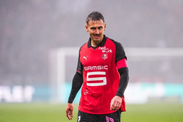 Stade Rennais : Les ultras prennent d'assaut le Roazhon Park, Rongier tente d'รฉteindre l'incendie Valentin Rongier