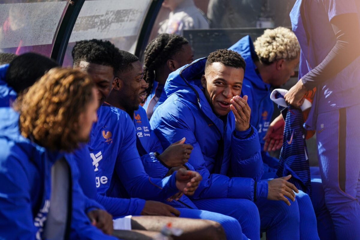Équipe de France : Kylian Mbappé a fait le show… sur le banc de touche !