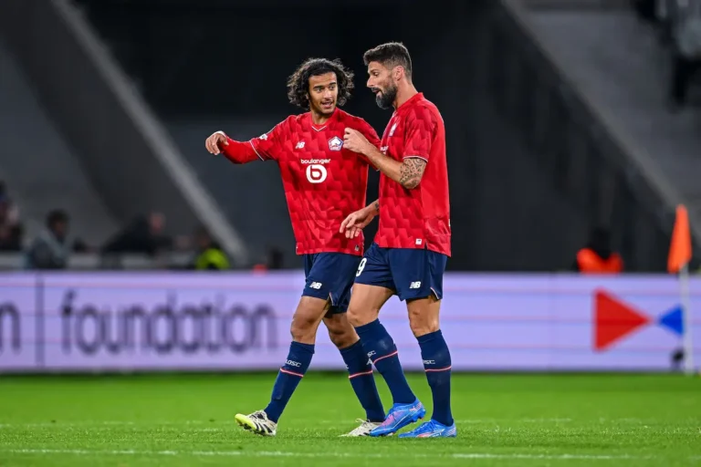 Ayyoub Bouaddi et Olivier Giroud